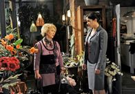 Rote Rosen – ARD ROTE ROSEN FOLGE 1049 Uhr im ERSTEN. Anne (Caroline Kiesewetter, r.) räumt gegenüber Erika (Madeleine Lierk-Wien, l.) ein, dass Thomas ihr ein echter Freund geworden ist.