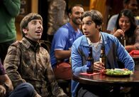 The Big Bang Theory – Raj (Kunal Nayyar, r.) überredet Howard (Simon Helberg, l.), mit ihm in eine Bar zu gehen und Cricket anzuschauen, während Sheldon sich heimlich an Berts Geologieprojekt beteiligt ...