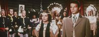 Winnetou II – Um endlich den Frieden zwischen der US-Armee und den Indianern dauerhaft zu festigen, verzichtet Winnetou auf seine große Liebe, die Häuptlingstochter Ribanna (Karin Dor, l.), und gibt sie Kavallerie-Leutnant Merril (Terence Hill, r.) zur Frau ...