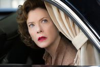 Regeln spielen keine Rolle – Lucy Mabrey (Annette Bening) în maşină