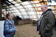 Cry Wolf – Lars (Bjarne Henriksen) stellt Holly (Flora Ofelia Hofmann Lindahl) schließlich zur Rede: Es kommen immer mehr Zweifel am Wahrheitsgehalt von Hollys Aufsatz auf.
