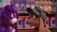 Unser Sandmännchen – Moppi entdeckt den glitzernden Anhänger an MiWaus Kette. Er war einfach nur verrutscht.