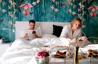 Jackpot – Maren (Rosalie Thomass) und Dennis (Friedrich Mücke) verstecken sich in einem Hotel. Und wo sie gerade so viel Geld in ihrem Besitz haben, lassen sie es sich richtig gutgehen.