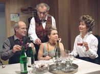 An guada Rutsch – Endlich in Ruhe anstoßen! Eltern (Rose Kneissler, re., Jörg Adae, li.), Tochter (Gabriela Weber) und der Großvater (Walter Schultheiß) haben ein Glas verdient nach den Wirren des Altjahrabends.