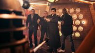 Doctor Who – v.l.n.r. Robertson (CHRIS NOTH), Graham O’Brien (BRADLEY WALSH), Captain Jack Harkness (JOHN BARROWMAN), Ryan Sinclair (TOSIN COLE).