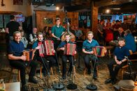Potzmusig – V.l.n.r.: Am Schwyzerörgeli Vater Hansueli Good, am Akkordeon Mirjam und Ueli, am Schwyzerörgeli Nadja, mit Löffeli und Chlefeli Kilian und am Kontrabass Mutter Lilian Good Copyright: SRF/eastdesign.ch/Nicolas Senn