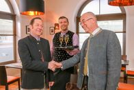 Die Rosenheim-Cops – Schretzmayer (Jürgen Tonkel, l.) bedankt sich bei Achtziger (Alexander Duda, r.) für dessen Hilfe mit einem Glas Prosecco bei Jo (Christian K. Schaeffer, M.) im "Times Square".