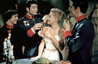 Christine – Die Freunde Fritz (Alain Delon, re.), Christine (Romy Schneider, 2.v.r.), Mizzie (Sophie Grimaldi, li.) und Theo (Jean-Claude Brialy, 2.v.l.) stoßen an: Fritz möchte Christine heiraten, doch etwas kommt ihm dazwischen ...