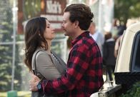 Lethal Weapon – Riggs' (Clayne Crawford, r.) Vorfreude auf ein gemeinsames Weihnachtsfest mit Molly (Kristen Gutoskie, r.) und Ben wird vom Mord an einem alten Freund überschattet ...
