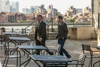 Elementary – Sherlock Holmes (Jonny Lee Miller, r.) wird von einem früheren Kollegen bei Scotland Yard nach London gerufen, um beim Auffinden von Lestrade (Sean Pertwee, l.) zu helfen, des Polizeibeamten, mit dem Holmes damals in London zusammengearbeitet hat ...