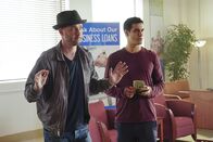 Scorpion – Während Toby (Eddie Kaye Thomas, l.) und Walter (Elyes Gabel, r.) unbeabsichtigt mitten in einen Bankraub geraten, wachsen Sylvesters Gefühle für Florence ...