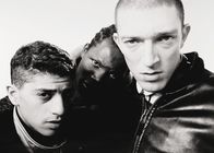 Hass – Vinz' (Vincent Cassel, re.) Freunde Hubert (Hubert Koundé, Mi.) und Saïd (Saïd Taghmaoui, li.) versuchen Vinz von seinem Rachefeldzug abzuhalten, doch der Hass in ihm ist stärker.