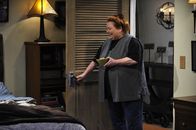 Two and a Half Men – Macht sich Sorgen um Alan, der nach seiner Herzattacke aus dem Krankenhaus zurückkehrt: Berta (Conchata Ferrell) ...