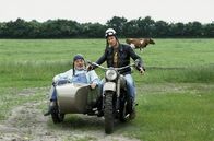 Löwenzahn Classics – Peter (Peter Lustig, l.) fährt mit dem Student Jochen (Mike Maas, r.) über Land, um sich die Biogas-Anlage näher anzusehen.