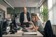 Tatort – Karin Gorniak (Karin Hanczewski) und Schnabel (Martin Brambach) suchen im Video des Entführers nach Hinweisen.