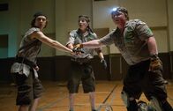 Scouts vs. Zombies - Handbuch zur Zombie-Apokalypse – Als die drei Freunde und begeisterten Pfadfinder Augie (Joey Morgan, r.), Carter (Logan Miller, l.) und Ben (Tye Sheridan, M.) beschließen, ein Wochenende im Wald zu verbringen, ahnen sie nicht, dass sie schon bald mitten in eine Zombie-Apokalypse geraten ...
