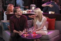 2 Broke Girls – Caroline (Beth Behrs, r.) ist frustriert, als Andy (Ryan Hansen, l.) selbst nach dem zweiten Date noch keine Annäherungsversuche startet ...