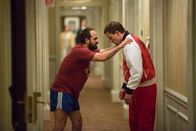 Foxcatcher – L-R: David (Mark Ruffalo) verfolgt die Entwicklung seines Bruders Mark (Channing Tatum) mit großer Sorge.