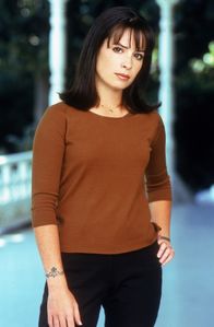Charmed - Zauberhafte Hexen – (1. Staffel) - Piper Halliwell (Holly Marie Combs) ist ziemlich verwirrt seit sie und ihre Schwestern herausgefunden haben, dass sie Hexen sind ...