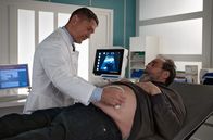 In aller Freundschaft – Dr. Rolf Kaminski (Udo Schenk, li.) hat seine liebe Not mit dem ungeduldigen Dieter Habermann (Matthias Brenner, re.). Dieter sorgt sich um seine Frau, die seit Jahren an MS leidet und sich nun das Handgelenk gebrochen hat. Da er sich aufopferungsvoll um sie kümmert, drückt er seine Schmerzen zur Seite.