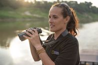 Expedition Amazonas – Porträt der National Geographic-Forscherin Andressa Scabin auf dem Juruá-Fluss, einem Nebenfluss des Amazonas.(credit: National Geographic/André Dib)