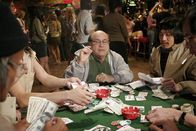 It's Always Sunny in Philadelphia – In der Bar ist nicht nur das Rauchen erlaubt, Frank (Danny DeVito, M.) hat auch vietnamesische Glücksspieler eingeladen. Bald darauf eskaliert die Situation ...