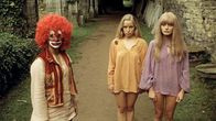 Dienerinnen des Satans – L-R: Le clown (Mireille Dargent), La première démoniaque (Lieva Lone), La deuxième démoniaque (Patricia Hermenier)