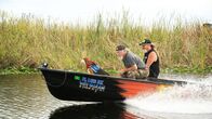 Die Pythonjäger - Einsatz in den Everglades – Dusty Crum (r.), Jay Starr (l.) und Riley der Hund auf dem Boot.