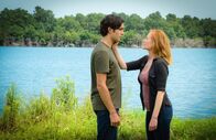 Under the Dome – Die Macht, die Christine (Marg Helgenberger, r.) über Junior (Alexander Koch, l.) hat, ist ungebrochen ...