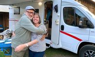 Wir werden Camper – Petra Tenten-Erbslöh (62) und Rüdiger Erbslöh (63) vor ihrem neuen Reisemobil.
