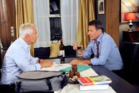 Rote Rosen – ARD ROTE ROSEN, Folge 136210 Uhr im Ersten. Gunter (Hermann Toelcke, r.) muss eine Entscheidung treffen und zieht seinen Freund Thomas (Gerry Hungbauer, l.) zu Rate.
