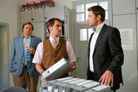 Die Rosenheim-Cops – Die Cops Hansen (Igor Jeftic, r.) und Hartl (Michael A. Grimm, l.) konfrontieren im Gewerbeaufsichtsamt Herrmann Kuhn (Matthias Ransberger, m.) mit ihrem Verdacht. Honorarfrei - nur für diese Sendung bei Nennung ZDF und Christian A. Rieger - klick