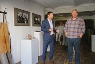 Die Rosenheim-Cops – Kommissar Hansen (Igor Jeftic, l.) befragt Tobias Bartel (Sebastian Griegel, r.), der für den ermordeten Schuhmacher gearbeitet hat.