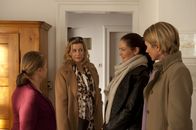 SOKO Stuttgart – Martina Seiffert (Astrid M. Fünderich, r.), Selma Kirsch (Yve Burbach, 2.v.r.), Isolde Beyer (Petra Kelling, l.) und Gabriele Beyer (Alexa Maria Surholt, 2.v.l.).