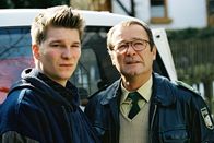 Mit Herz und Handschellen – Andy (Leopold Hornung, l.), der Sohn des Dorfpolizisten Franz Breidenbach (Erich Hallhuber, r.), war ein enger Freund der Toten ...