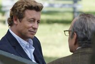 The Mentalist – Als die Kellnerin Michelle Karp mit durchschnittener Kehle tot aufgefunden wird, beginnt Patrick (Simon Baker, l.) sofort mit den Ermittlungen und stößt dabei auf James Panzer (David Paymer, r.). Doch hat er etwas damit zu tun?