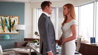 Suits – Harvey (Gabriel Macht) und Donna (Sarah Rafferty) arbeiten weiter an ihrer Beziehung. Aus ihrer jahrelangen von Freundschaft geprägten Zusammenarbeit ist Liebe geworden. Das spüren beide.