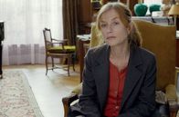 Liebe – Die gemeinsame Tochter Eva (Isabelle Huppert) führt ein sehr beschäftigtes Leben und würde ihre Mutter lieber in einem Pflegeheim sehen als zu Hause.