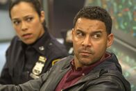 Castle – Geraten in eine Geiselnahme: Detective Esposito (Jon Huertas, r.) und Officer Marisa Aragon (Jessica Camacho, l.) ...
