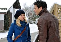 Sturm der Liebe – ARD STURM DER LIEBE FOLGE 1724 Uhr im ERSTEN. Mandy (Lara Mandoki, l.) findet den völlig ausgehungerten und frierenden Thiago (Alfonso Losa, r.) im Dorf.