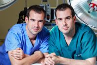 Operation Autsch! – (v.li.): Chris van Tulleken (Dr. Chris), Xand van Tulleken (Dr. Xand).