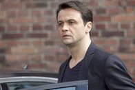 Wilsberg – Der zwielichtige Krupp (Michael Rotschopf) will bei der Polizei seinen Dienstwagen abholen. Doch da stellt man sich quer.