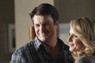 Castle – Richard (Nathan Fillion, l.) und seine Ex-Frau Gina (Monet Mazur, r.) schwelgen in Erinnerungen ...