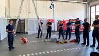 Feuerwache 3 - Alarm in Rostock – Die Männer am Bahnhof trainieren den Umgang mit einem Abseilgerät, das auch für die Rettung aus Höhen eingesetzt wird.