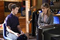 Young Sheldon – Sheldon Cooper (Iain Armitage, l.); Paige (Mckenna Grace, r.)