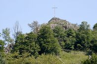 Herrliches Hessen – Blick auf den Wachtküppel in der hessischen Kuppenrhön mit seinem Hohen Kreuz.