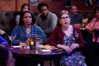 Call Me Kat – Randi (Kyla Pratt, l.); Kat (Mayim Bialik, r.)