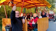 Unser Dorf hat Wochenende – Die Stimmung ist super. Zur Ausfahrt der Mahliser Tranktorfreunde hängt der Heimatverein gerne einen Wagen an.