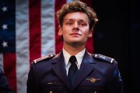 High-Flyers – Guus Walema (Soy Kroon) ist überglücklich. Er bekommt endlich sein Pilotenabzeichen.