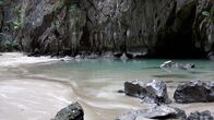 Traumorte – Versteckt in den Bergen der Insel Ko Mookliegt eine kleine Lagune. Sie ist nur bei Ebbe und durch einen Tunnel erreichbar.